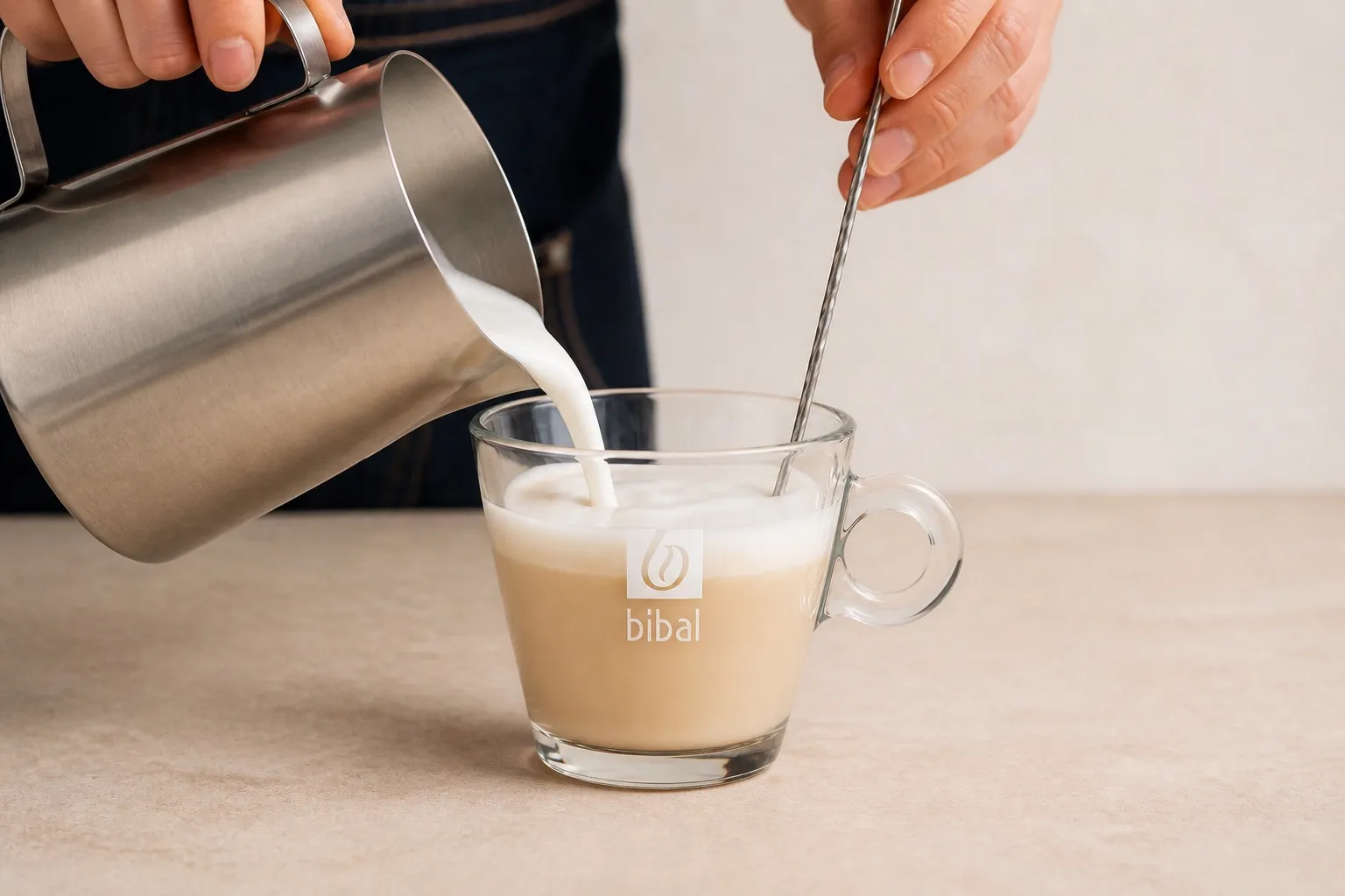 Latte Chai — étape 2 : Monter 220 ml de lait à la buse vapeur ou au mousseur et mélanger