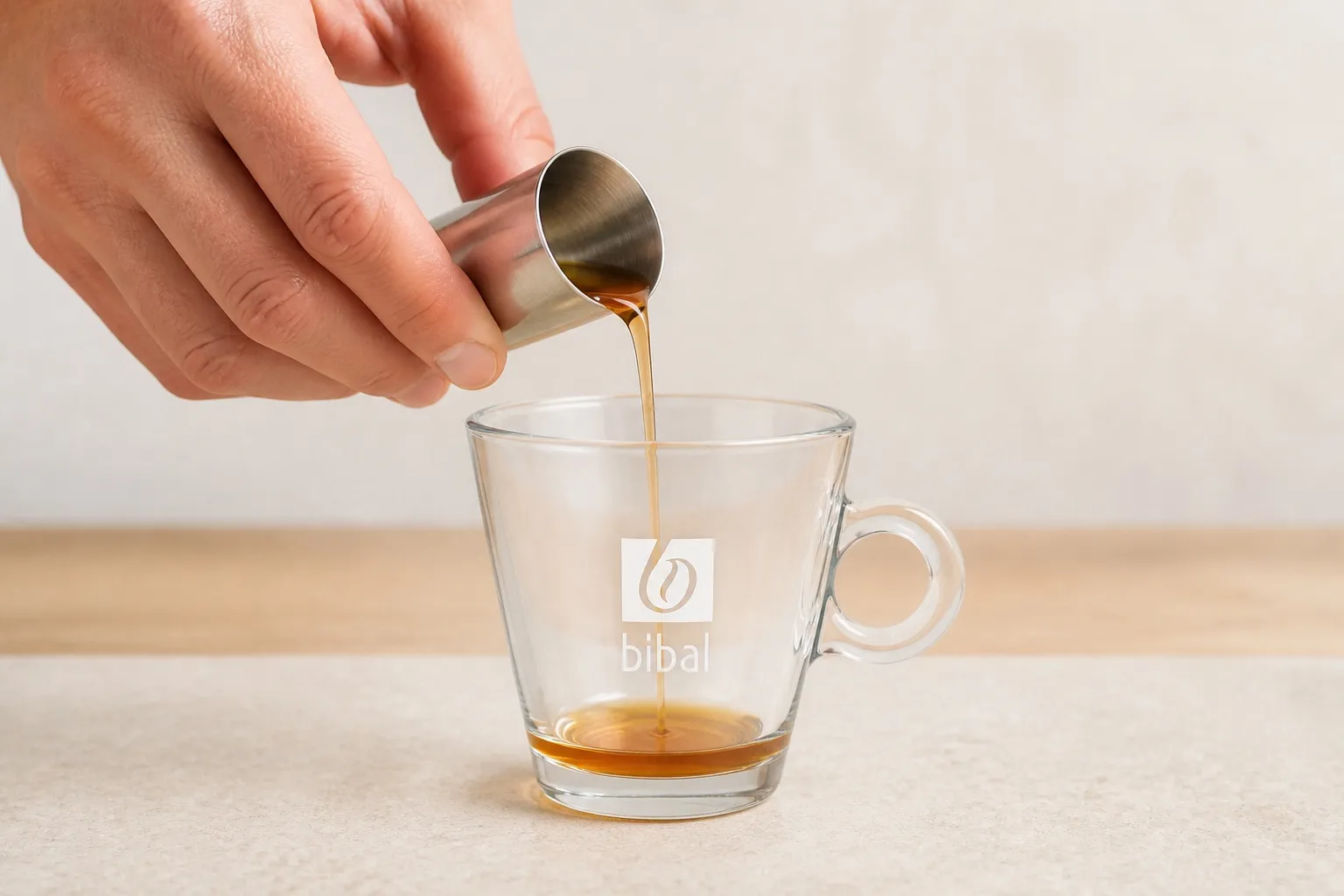 Latte Végétal Noisette Torréfiée — étape 1 : Doser 1 pompe de sirop Noisette Grillée dans le verre