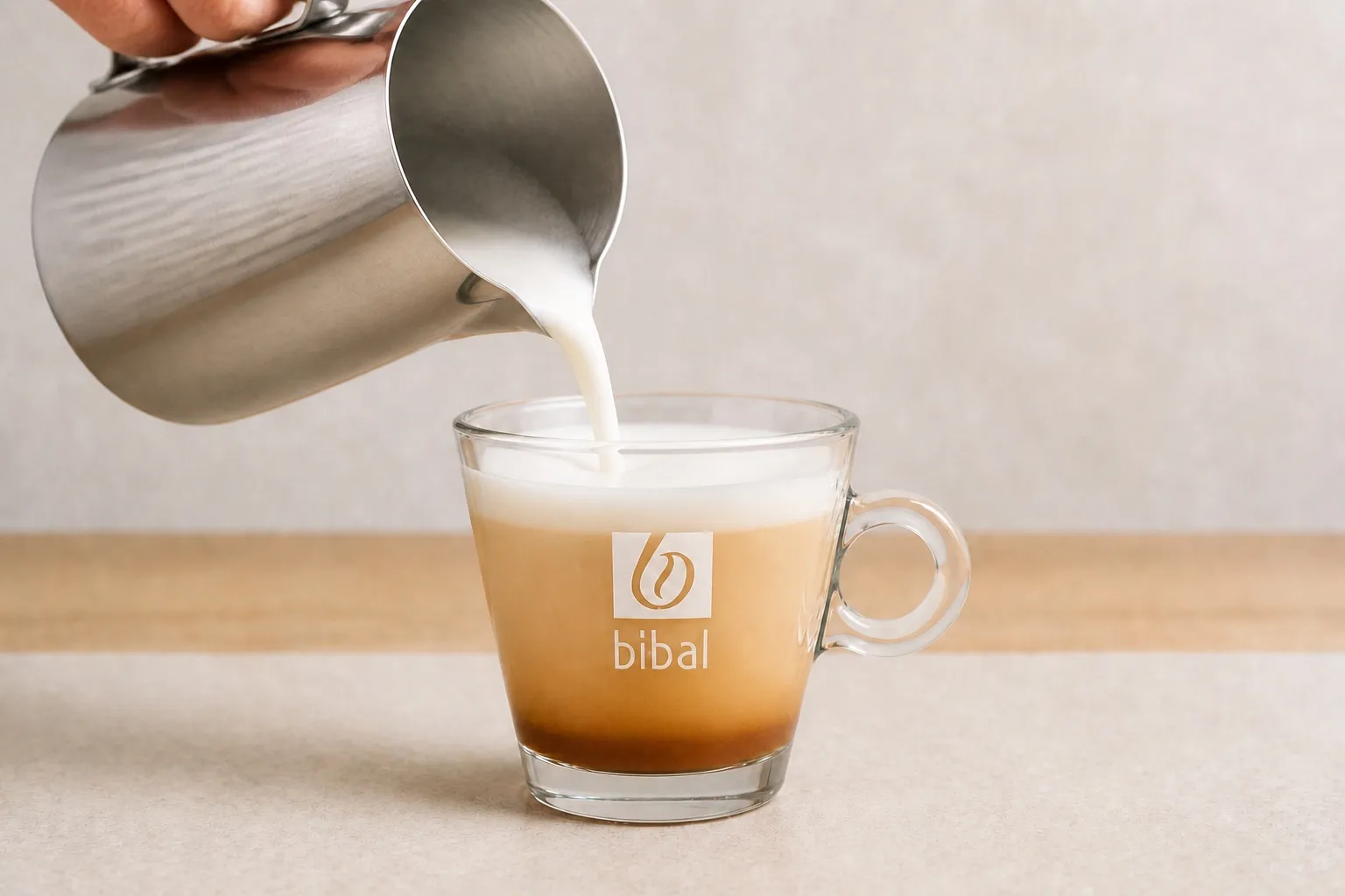 Latte Végétal Noisette Torréfiée — étape 3 : Compléter de 250 ml de lait d'avoine BIO Yofi moussé au pichet, à la buse vapeur