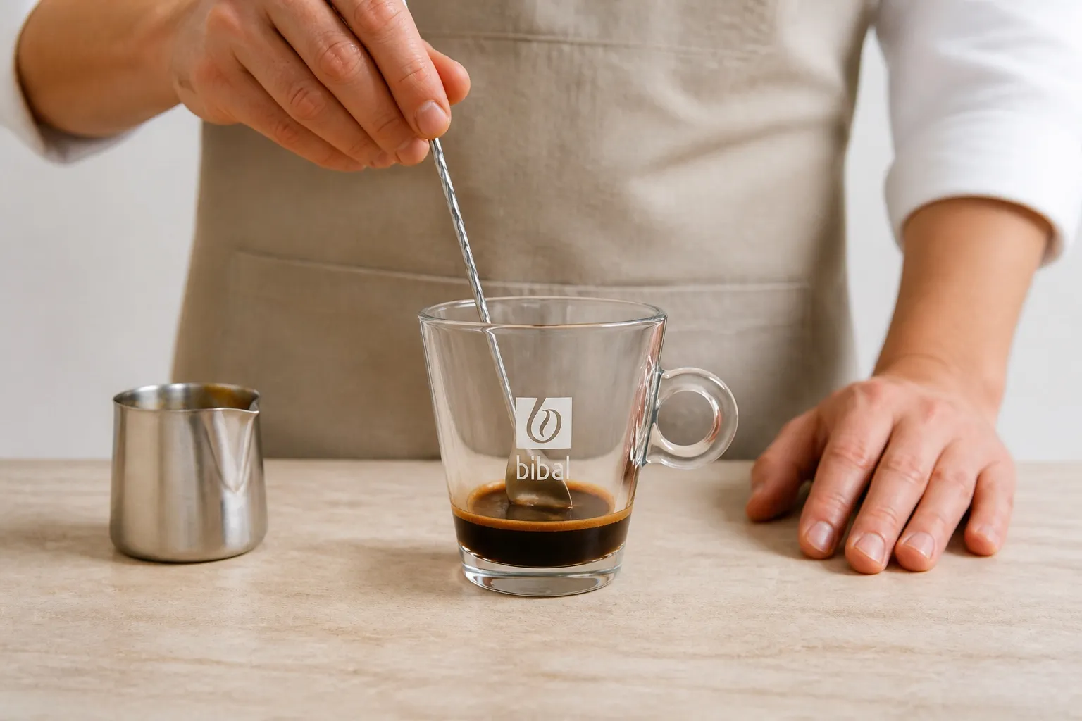 Le Latte de la Garrigue — Signature "Made in Sud" — étape 1 : Dissoudre 1 c.à.c. de miel dans 1 dose d'expresso (8-9 g) fraîchement extraite