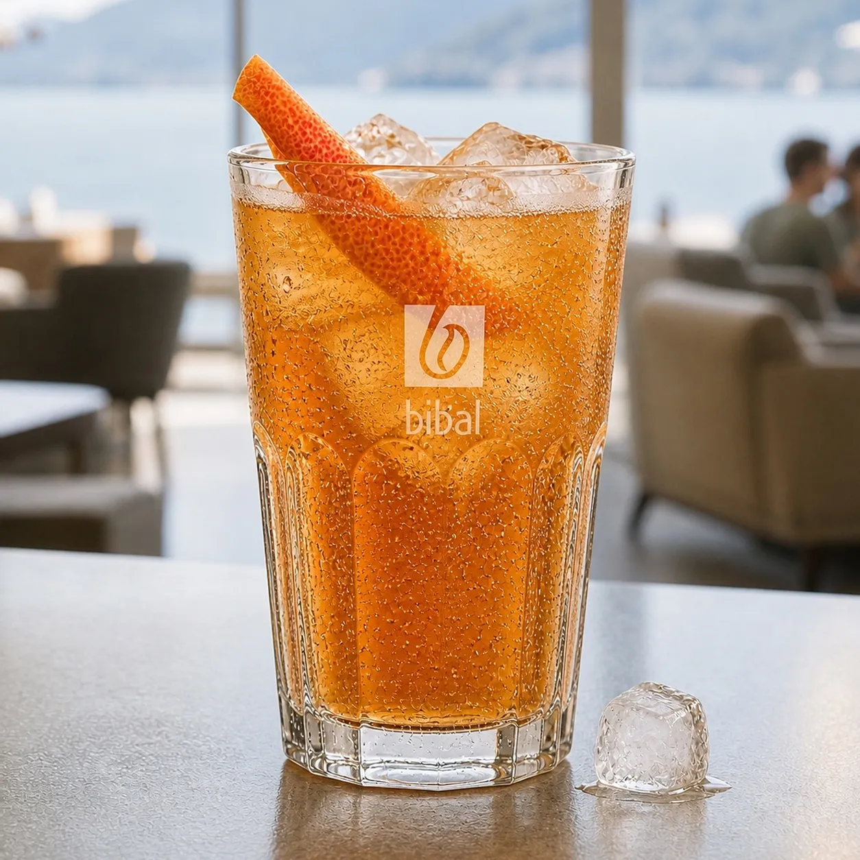 Sparkling Tea Pêche Pétillant (Tirage Pression) — la même boisson en gros plan à 45° : la matière, la texture et le service