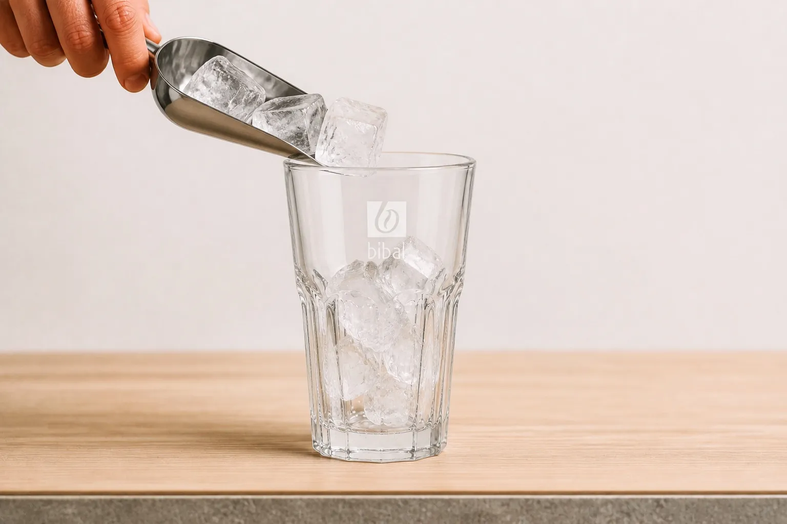 Sparkling Tea Pêche Pétillant (Tirage Pression) — étape 1 : Glaçons dans le verre