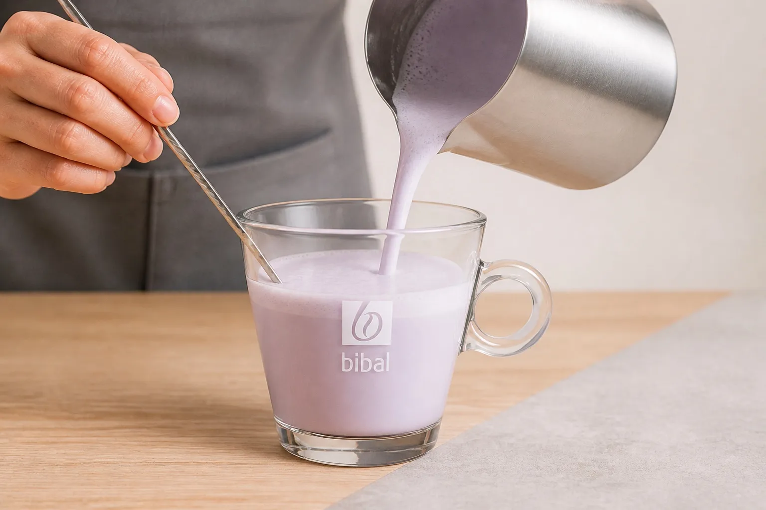 Ube Latte "Violet Tendance" — étape 1 : Mélanger 2 pompes de sirop Ube à 250 ml de lait moussé (buse vapeur ou mousseur) dans le verre