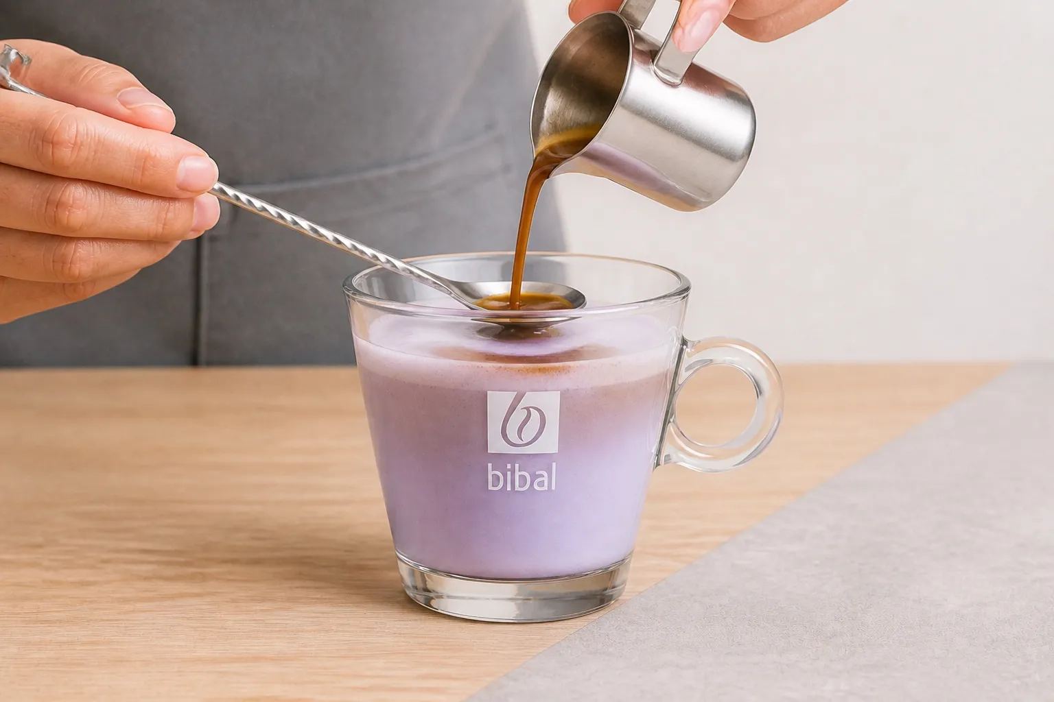 Ube Latte "Violet Tendance" — étape 2 : Couler 1 dose de ristretto (8-9 g) lentement sur dos de cuillère (marbrage violet/brun)