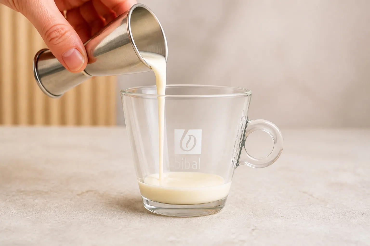 White Mocha Onctueux (White Café Moka) — étape 1 : Napper le fond de 30 ml de sauce chocolat blanc
