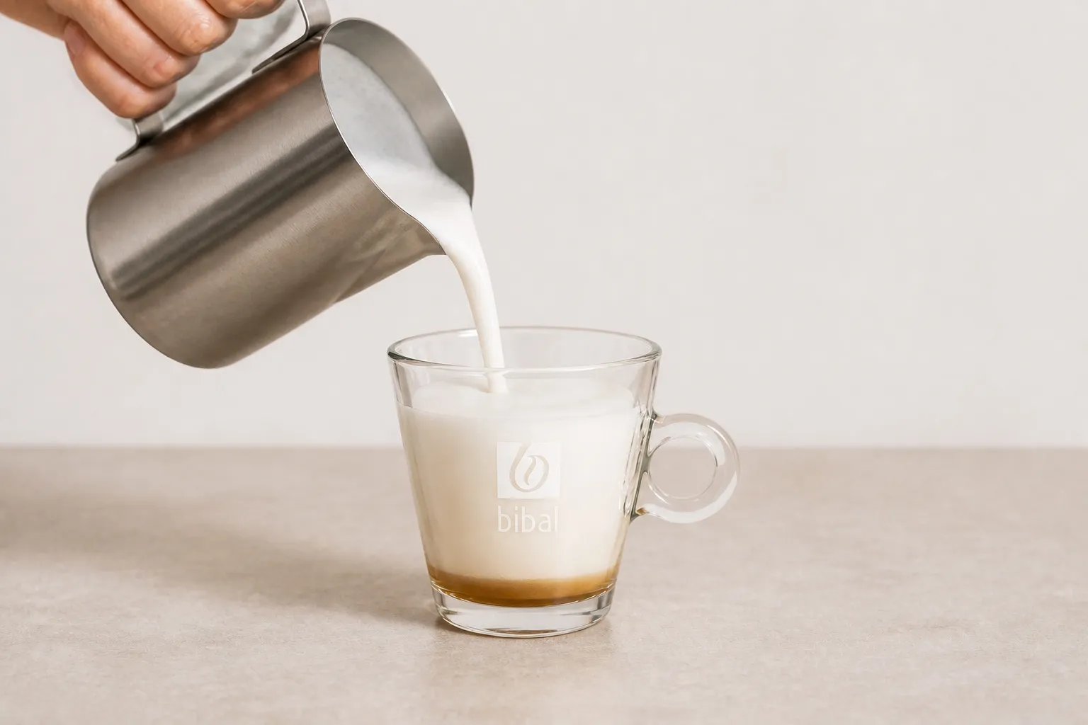 White Spéculoos (Sans Café) — étape 2 : Monter 220 ml de lait à la buse vapeur ou au mousseur